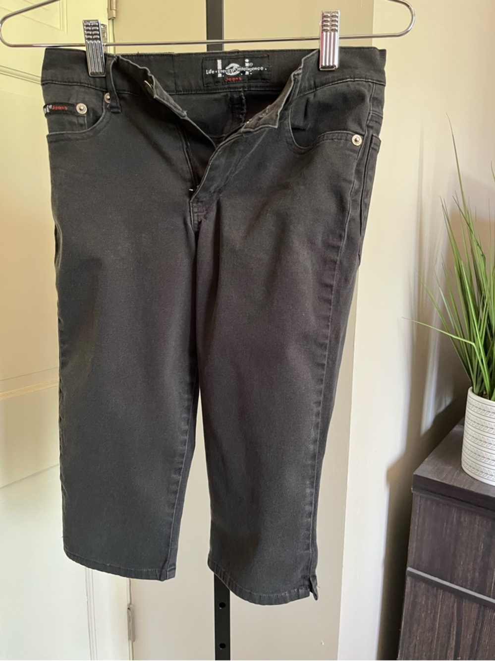 LEI  woman’s Black Relaxed Jeans Capri